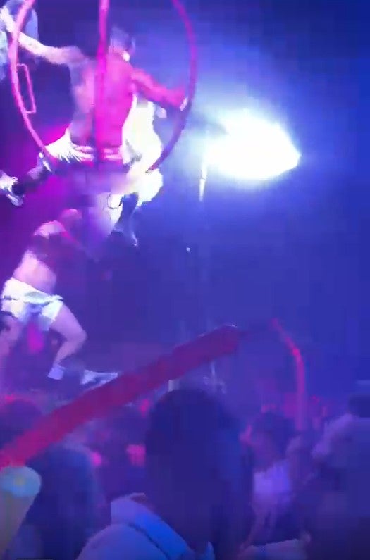 Varios heridos al desplomarse un columpio en Mandala Beach de Mojácar