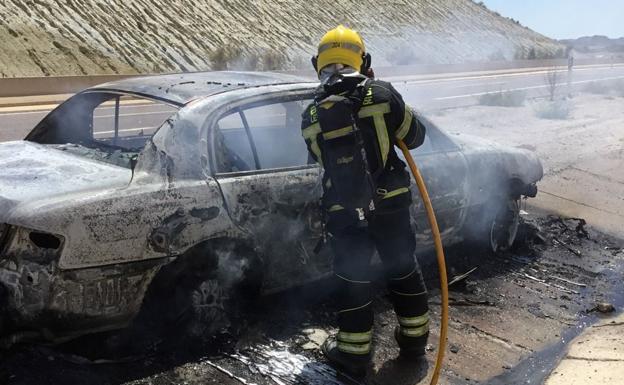 Arde un vehículo en la autopista, en Cuevas, y 2.000 metros cuadrados de matorral en Vera