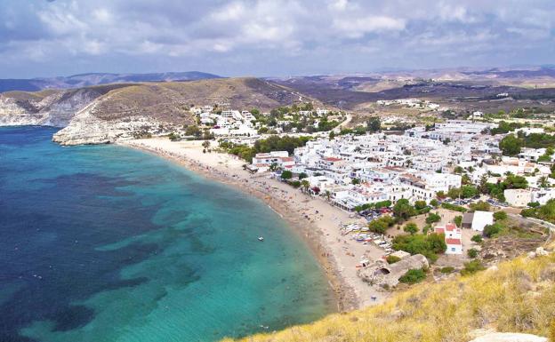 Fallece un menor de cinco años en una piscina de Aguamarga