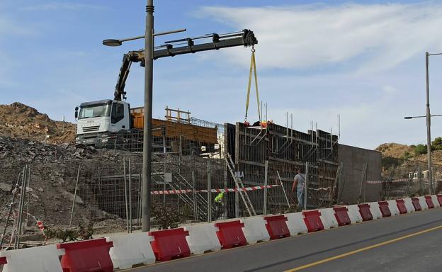 El PSOE afea el «muro de Berlín» que Mojácar construye junto a la carretera