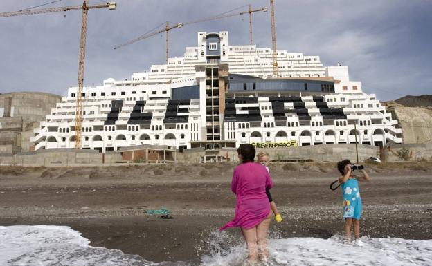 El Ayuntamiento, a falta de un informe municipal sobre el Algarrobico para modificar el PGOU