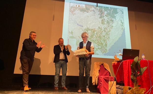 Cuevas presenta su mapa municipal, «una joya cartográfica cargada de detalles»