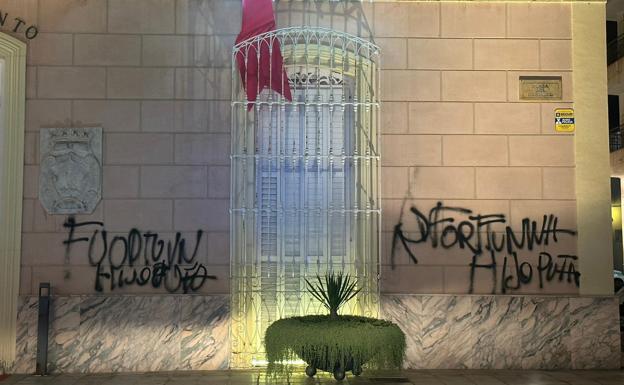 Amenazan de muerte con dianas e insultan con pintadas en su casa al concejal de Carboneras Pedro López