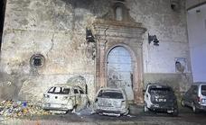 Arden varios contenedores en Cuevas y provocan graves daños en la Iglesia de San Sebastián
