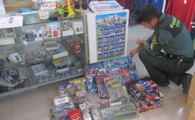 Retirados más de 1.600 juguetes falsificados de establecimientos comerciales del Levante