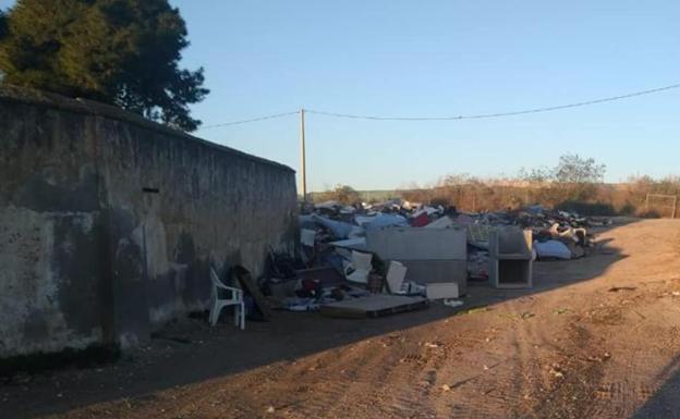 La Junta multa a Vera con 21.600 euros por tener un vertedero junto al cementerio