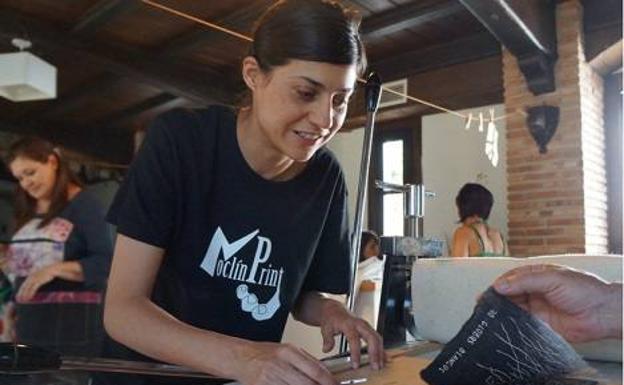 Artistas gráficos internacionales enseñan el arte del grabado en el II MoclínPrint