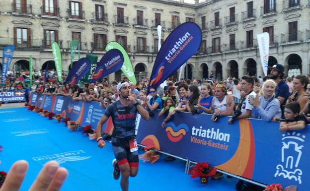 El triatleta hueteño Jorge Núñez logra la medalla de plata en el ‘Ironman’ de Vitoria