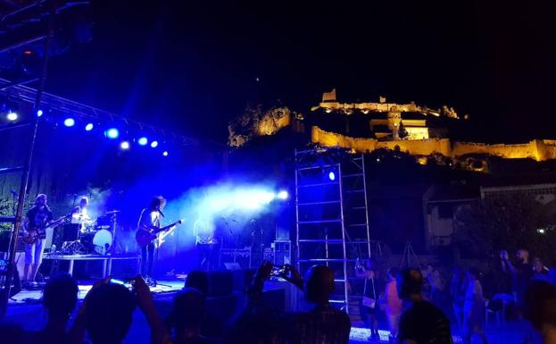 Autos 'locos' y fusión de músicas en Moclín