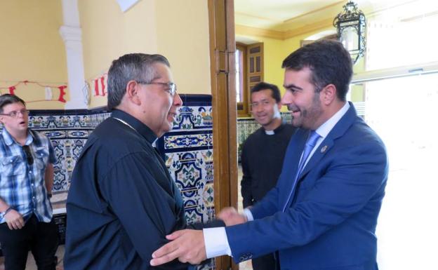 El obispo de Loja de Ecuador estrecha lazos con el Ayuntamiento lojeño