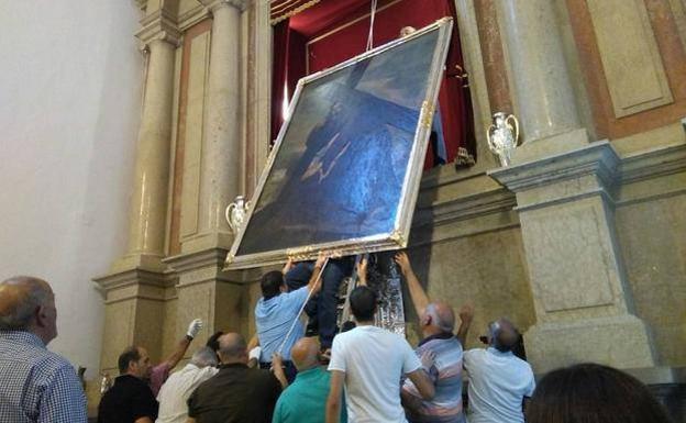 Miles de devotos visitan el Cristo del Paño de Moclín, expuesto todo un mes