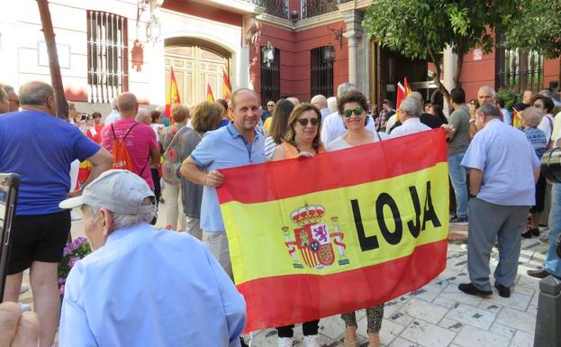 Cerca de 300 personas se concentran ante el Ayuntamiento lojeño "por la unidad de España"
