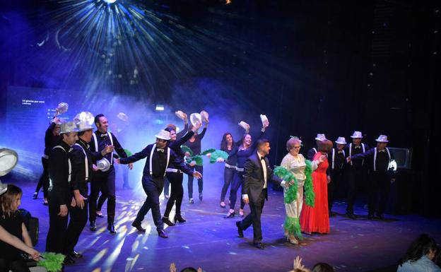 Una veintena de conocidos lojeños se convierten en 'estrellas' de la canción para colaborar con la AECC