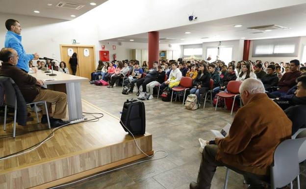 Alumnos hueteños conocen las vivencias de varios reclusos de la cárcel granadina