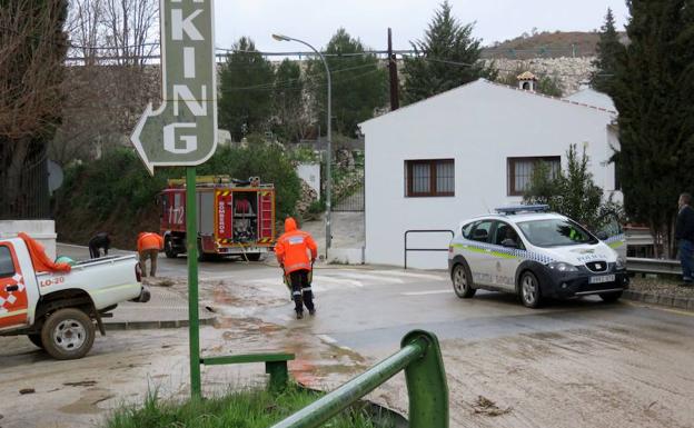 El desbordamiento de los arroyos en Riofrío y Santa Bárbara afecta a calzadas y viviendas