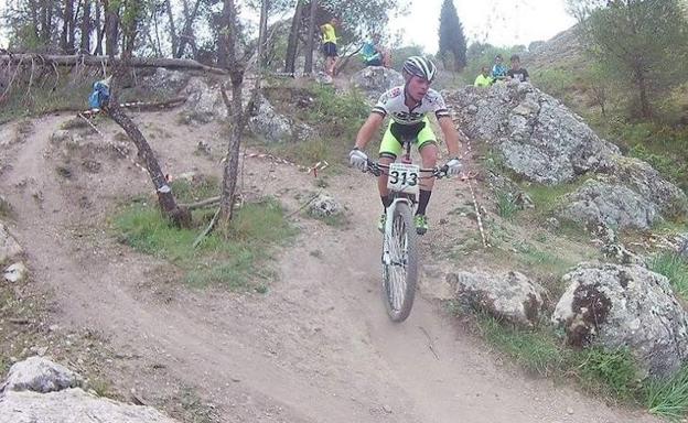 Cerca de 300 ciclistas recorren este domingo las fortalezas y rutas naturales de Moclín