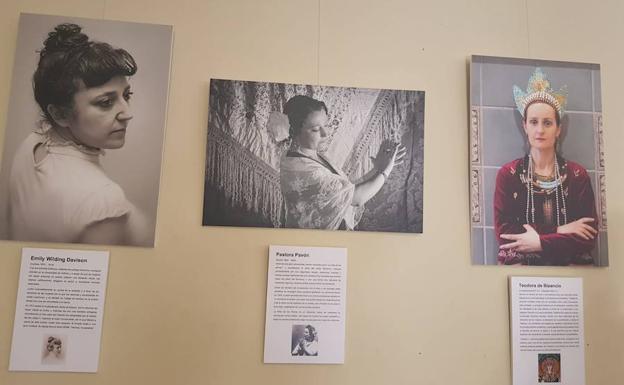 Las vecinas de Moclín se fotografían encarnando a históricas mujeres de todos los tiempos