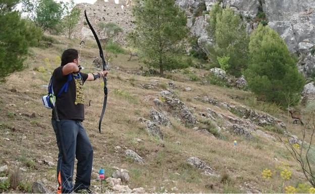 Más de 40 arqueros de España y Portugal compiten en puntería en los parajes de Moclín