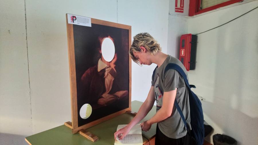 La poesía «vista y sentida» llega a las aulas del IES Virgen de la Caridad de Loja