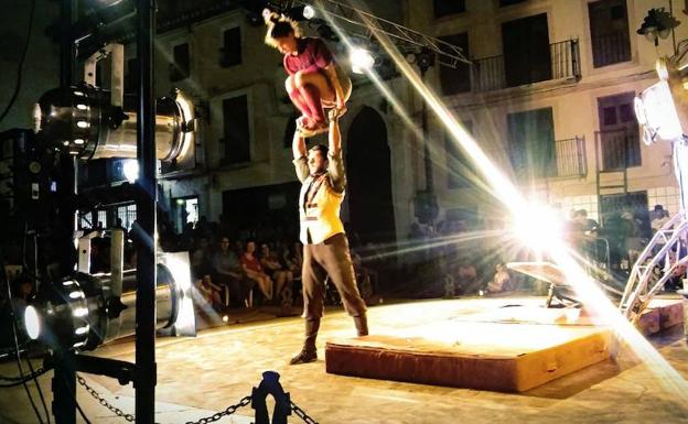 Clowns, magia y acrobacias en las calles lojeñas