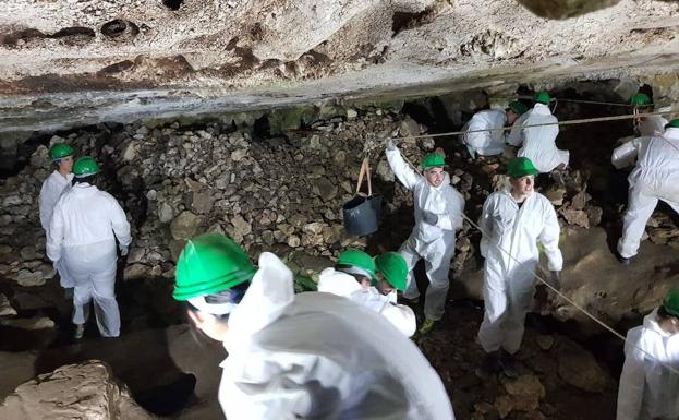 Voluntarios de toda Europa 'veranean' estudiando la Cueva de Malalmuerzo, en Moclín