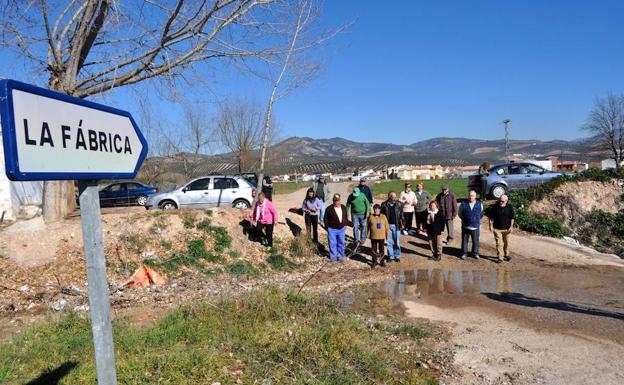 Vecinos protestan en La Fábrica tras cuatro días sin agua en sus casas