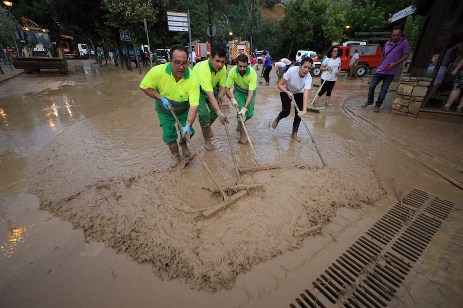 Los vecinos de Riofrío, manos a la obra tras la riada
