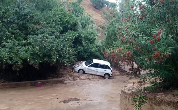 Hasta cincuenta coches han sido arrastrados por la riada