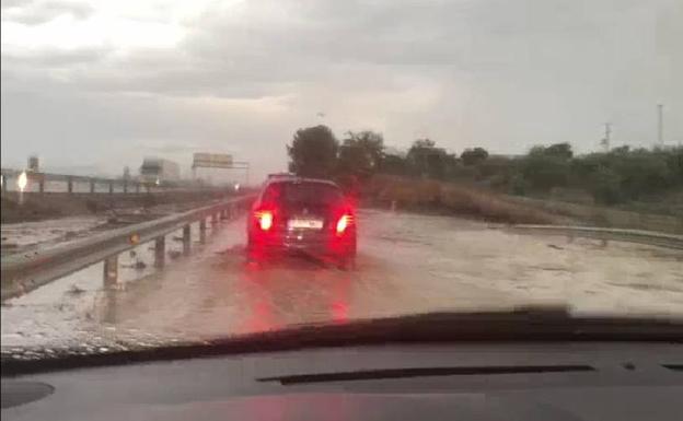 La tromba de agua inunda numerosas viviendas en Huétor Tájar