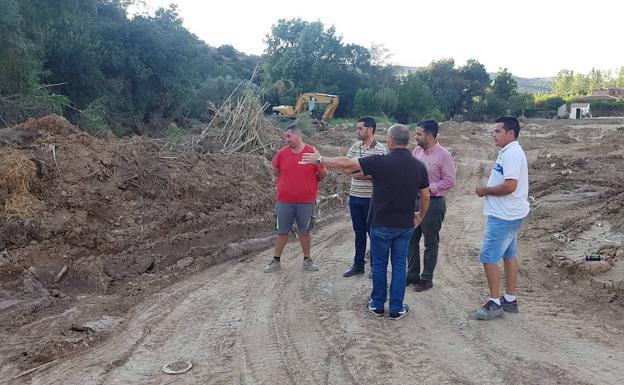 El Ayuntamiento lojeño continúa con la limpieza de Riofrío, a cuya recuperación lleva destinados 50.000 euros