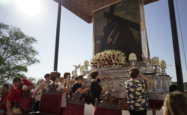 Más de 10.000 romeros acompañan a la centenaria imagen del Cristo del Paño