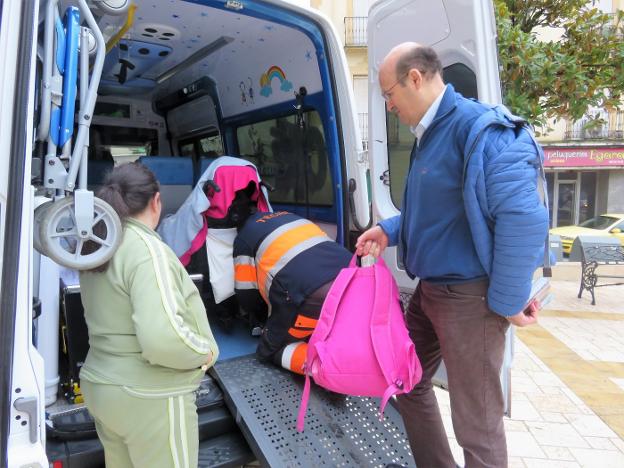 Una familia lojeña reclama personal «cualificado» para atender a su hija en el transporte escolar