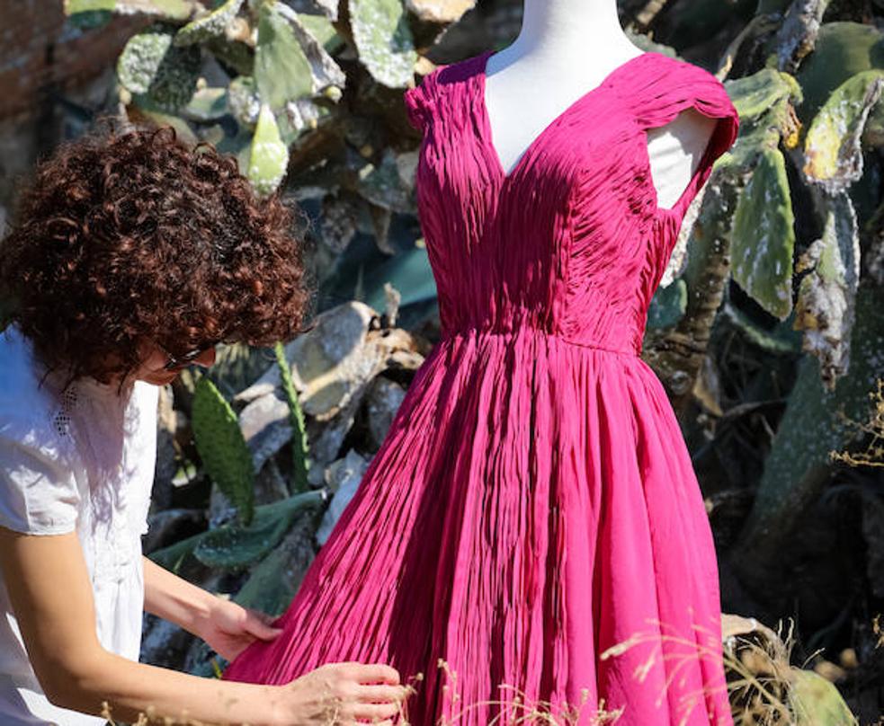 Un vestido hecho de 'rojo chumbera'