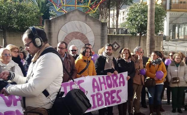 Cerca de 200 lojeños se concentran contra las agresiones sexistas y la violencia hacia las mujeres