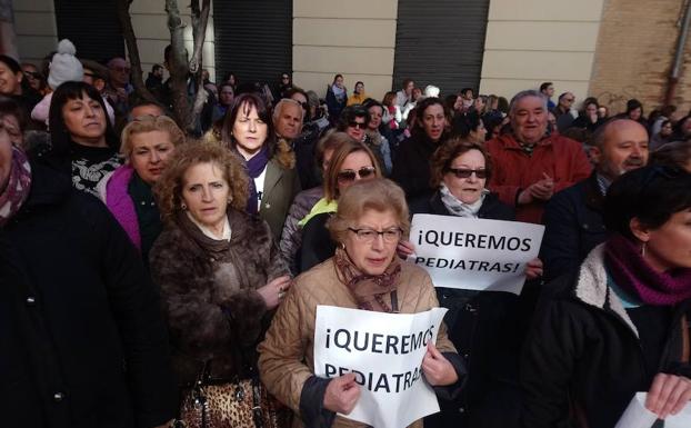 Más de 500 vecinos se concentran en Loja para reclamar una «solución urgente» a la falta de pediatras