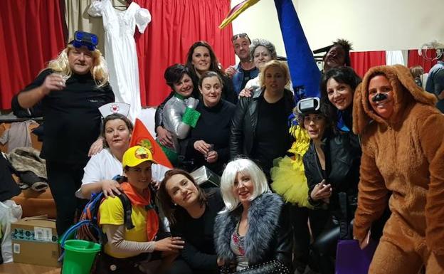 Varias familias hueteñas recaudan más de 1.800 euros gracias a una obra de teatro solidaria