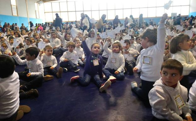 'Palomas' de colores por la paz