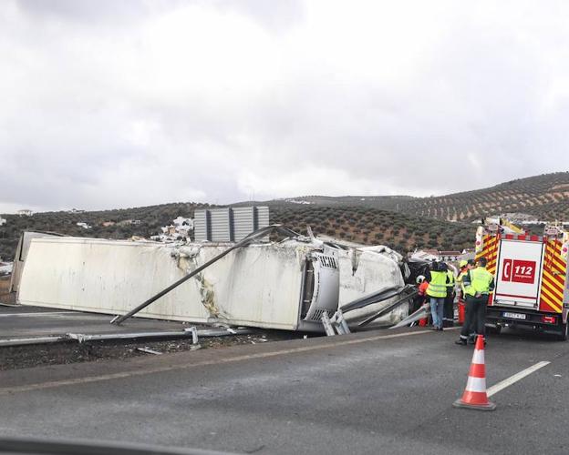 Un accidente a la altura de Riofrío deja cortados dos carriles de la A-92 durante doce horas