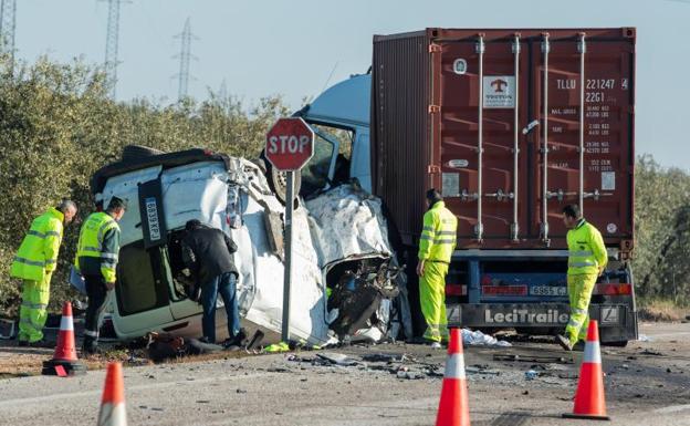 Mueren en un accidente de tráfico cuando regresaban de trabajar en el AVE de Loja