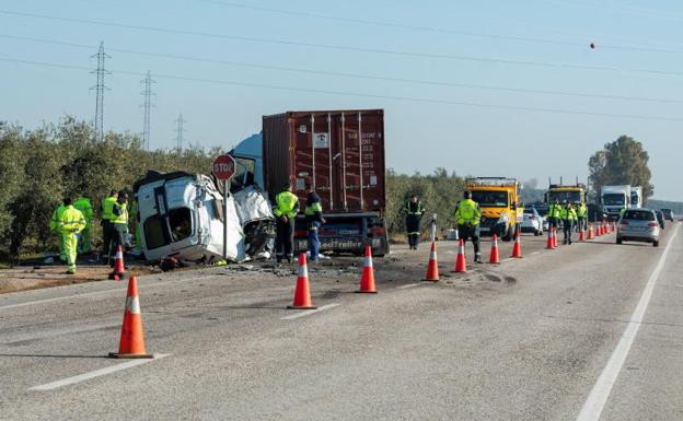 El camión invadió el carril contrario en el accidente con cinco fallecidos que trabajaban en el AVE en Loja