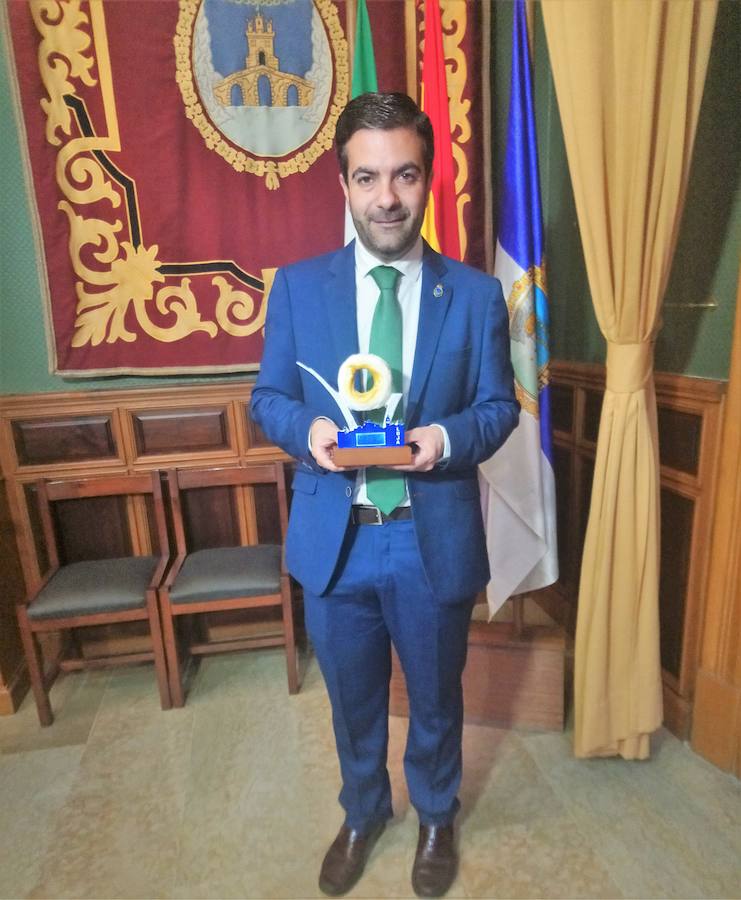 Los vecinos de Riofrío, la Asociación de Carnaval y Frigoríficos Ortega, 'Roscos de Loja' del 28F