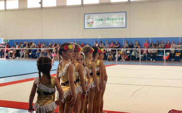 Más de 150 deportistas participan en una convivencia de gimnasia rítmica en Huétor Tájar