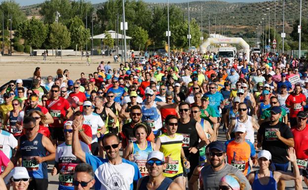 Cristóbal Valenzuela y Janine Lima se llevan su peso en espárragos en la carrera hueteña