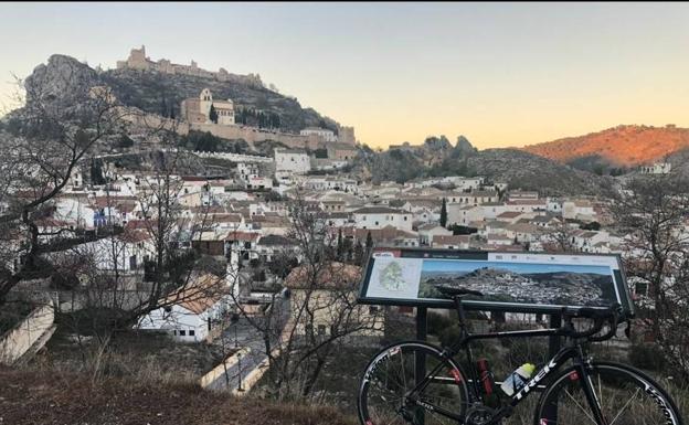 El Castillo de Moclín, 'balcón histórico' para los más de 600 cicloturistas de 'Sierra Nevada Límite'