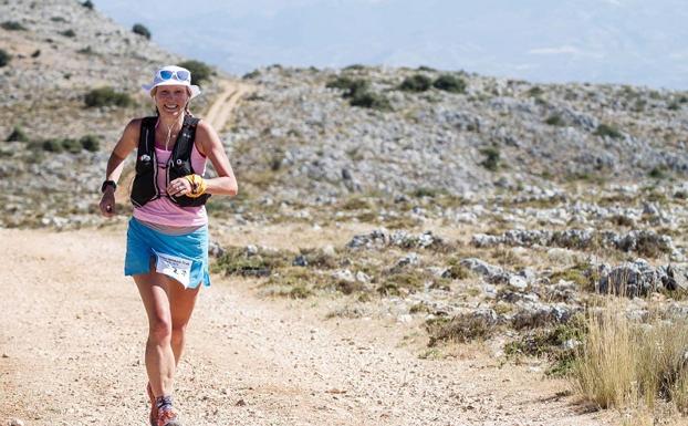 La británica Sarah Sawyer, primera mujer en ganar la dura 'Al Andalus Ultimate Trail'