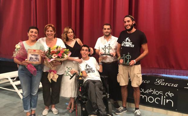Los Pueblos de Moclín premian el espíritu de superación de los hermanos Marfil, de 'Camino Sin Límites'
