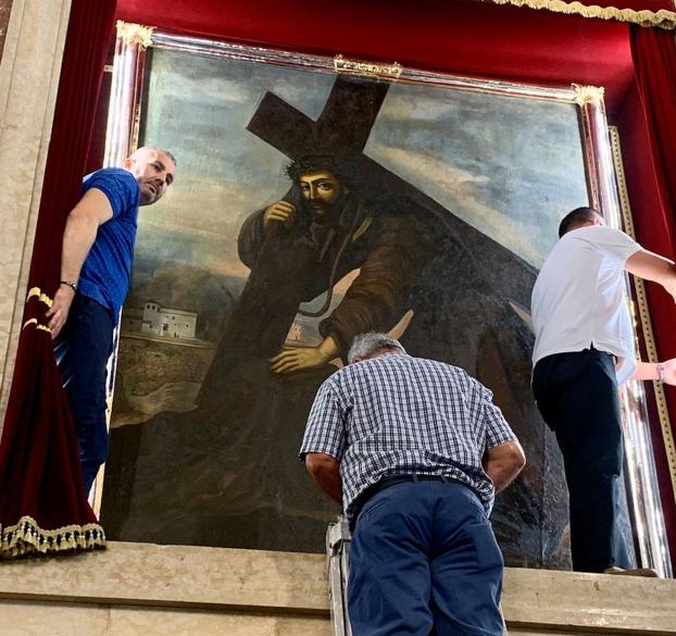 Moclín 'baja' a su Cristo del Paño, para que pueda ser visitado por los devotos