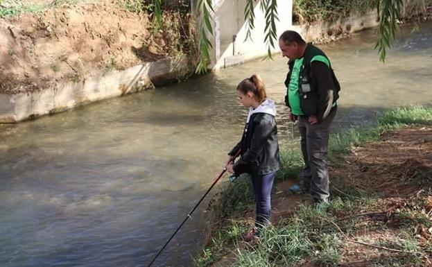 Niños y adolescentes aprenden la pesca sin muerte en el río Frío