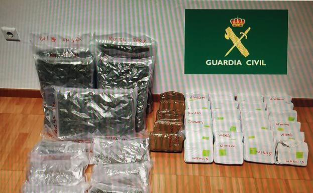 Incautan en Loja 35 kilogramos de droga escondida en el doble suelo de un turismo