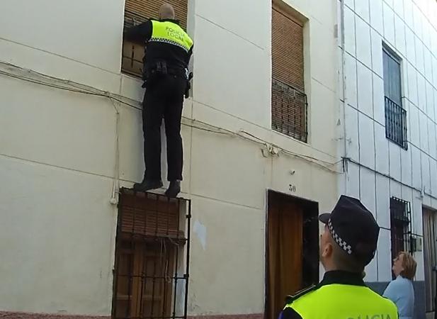 Dos policías locales de Íllora rescatan a una anciana en su casa escalando por la fachada